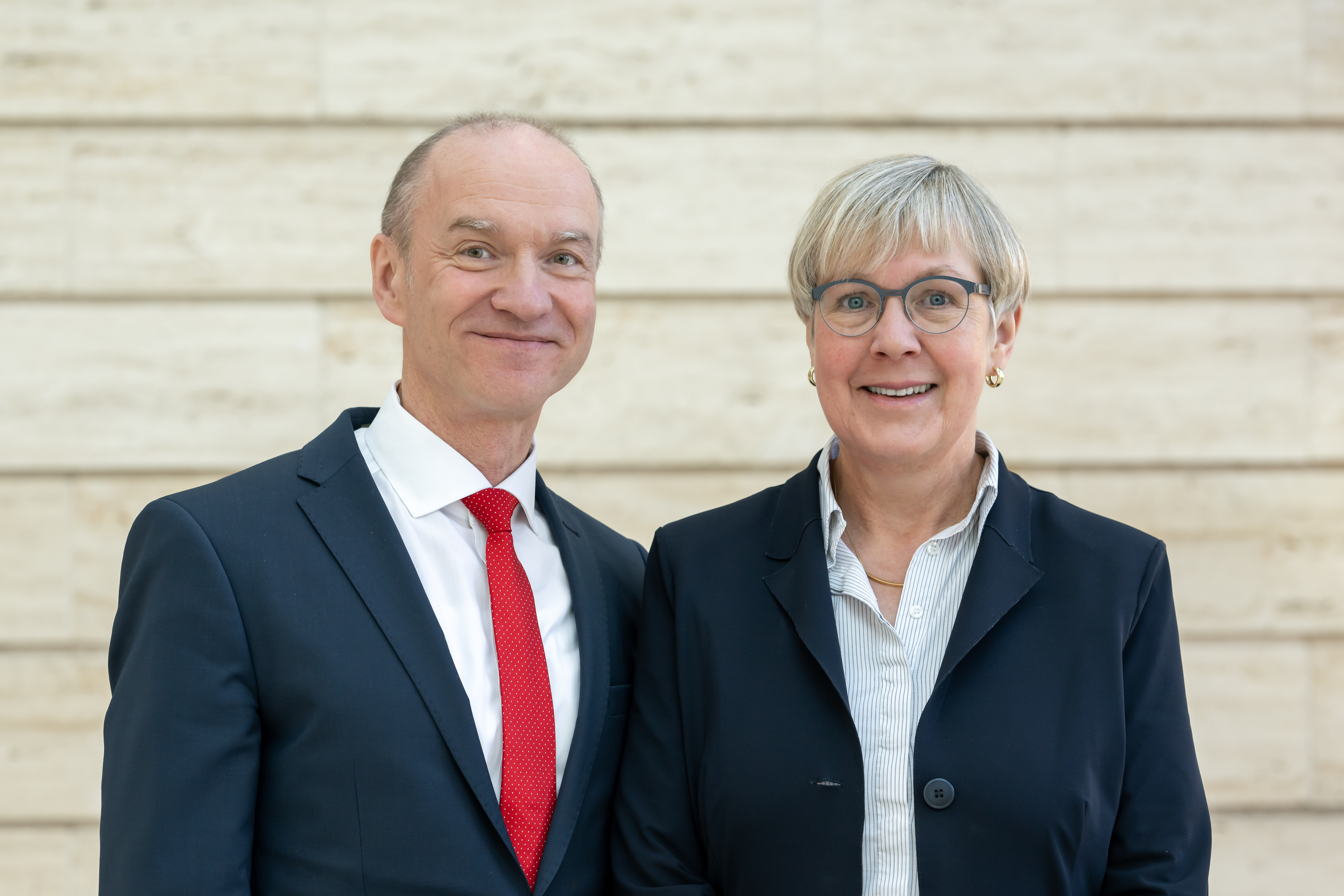 Portraitfoto von Abteilungsleiter Ralf Weidmann und Abteilungsleiterin Dr. Christel Wies