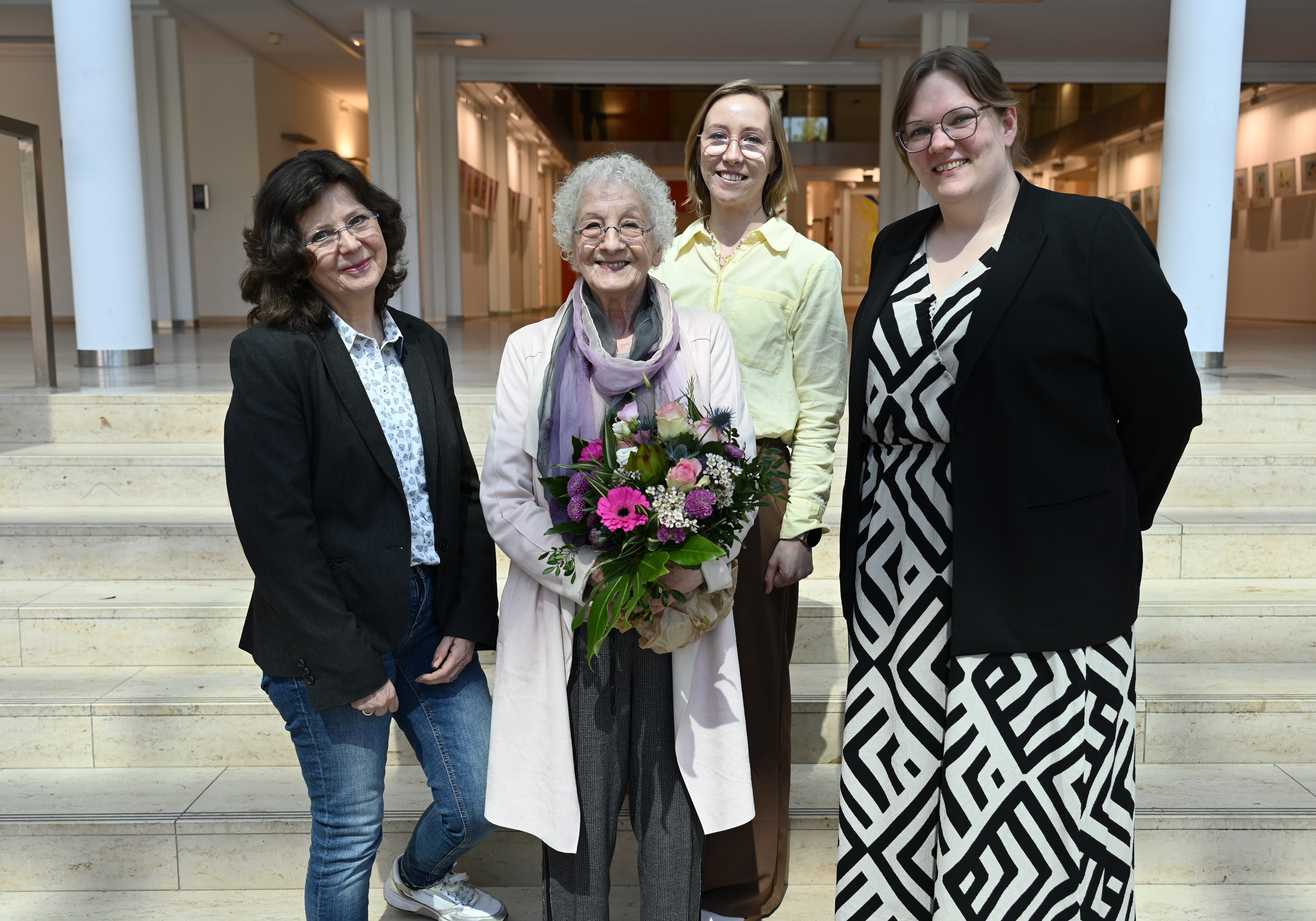 Feierliche Verabschiedung der Ombudsstelle von Prof. Dr. Barbara Knigge-Demal (v.l. Petra Timmer, Barbara Knigge-Demal, Anna-Lena Litsch, Elisabeth Fangmeyer).